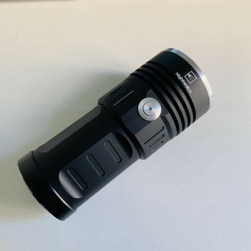 NIGHTWATCH Avaritia A59L - Taschenlampe mit 9x SFQ55.4 LED bis zu 25.000 Lumen
