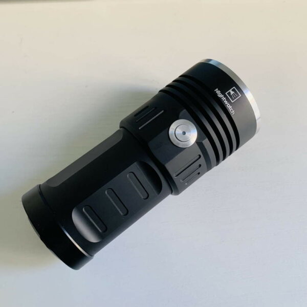 NIGHTWATCH Avaritia A59L - Taschenlampe mit 9x SFQ55.4 LED bis zu 25.000 Lumen