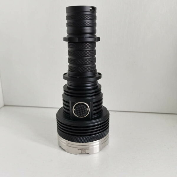 NIGHTWATCH NS14R V2 - Taschenlampe mit 14x SFQ55.4 LEDs für bis zu 30.000 Lumen